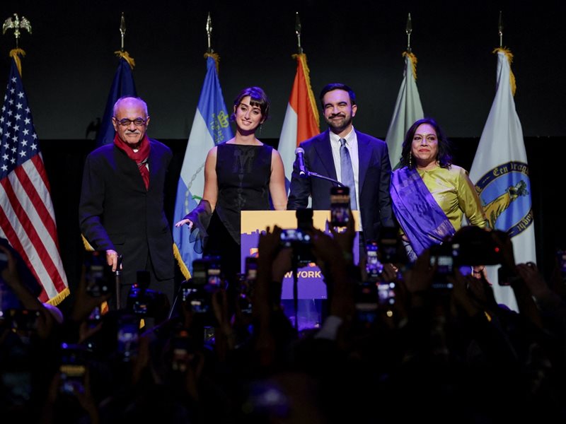 Червена вълна тръгва от Ню Йорк, милениал сбъдна най-лошия кошмар на Доналд Тръмп (Обзор)