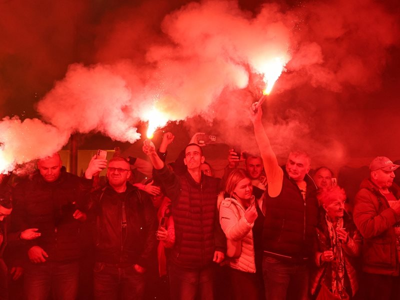 Два протеста пред сръбския парламент (Видео)