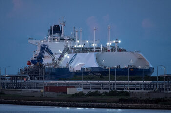 Полша преговаря със САЩ, за да осигури газ за Украйна и Словакия